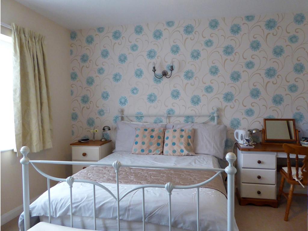 21 Park Lane Bed & Breakfast Коршам Екстериор снимка