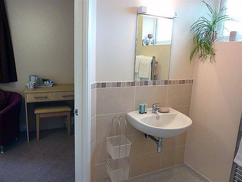 21 Park Lane Bed & Breakfast Коршам Екстериор снимка